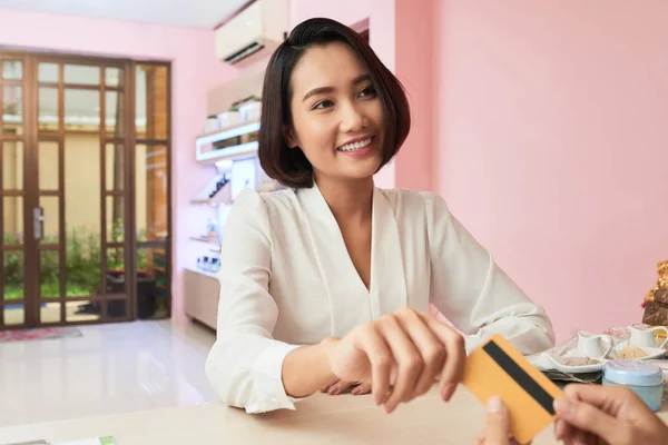 Schöne Vietnamesische Junge Frau Bezahlt Mit Kreditkarte Wellness Salon — Stockfoto