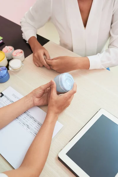 Händerna Cosmetician Rekommendera Ansiktskräm Till Patienten — Stockfoto