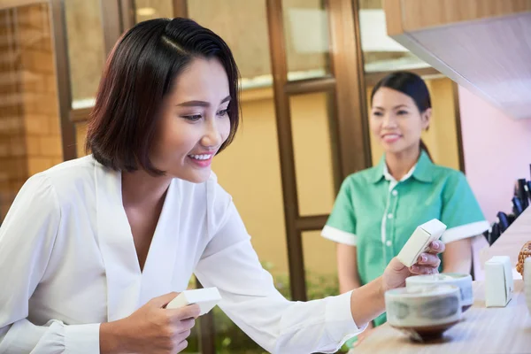 Joven Vietnamita Comprando Cosméticos Para Cuidado Piel — Foto de Stock