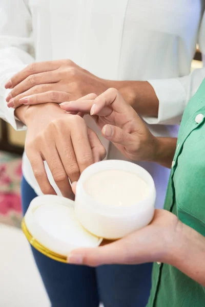 Dermatologist Showing New Body Cream Patient — Stock Photo, Image