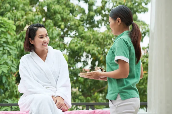 Mulher Trazendo Tudo Para Procedimento Spa — Fotografia de Stock