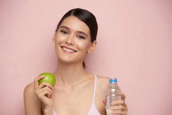 Hermosa Joven Con Botella Agua Manzana Verde —  Fotos de Stock