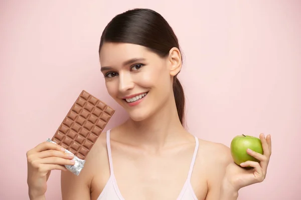 Sonriente Joven Bonita Mujer Prefiriendo Barra Chocolate Manzana Verde —  Fotos de Stock