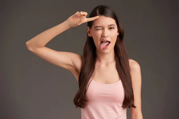 Loca Mujer Joven Divertida Mostrando Lengua Apuntando Cabeza —  Fotos de Stock
