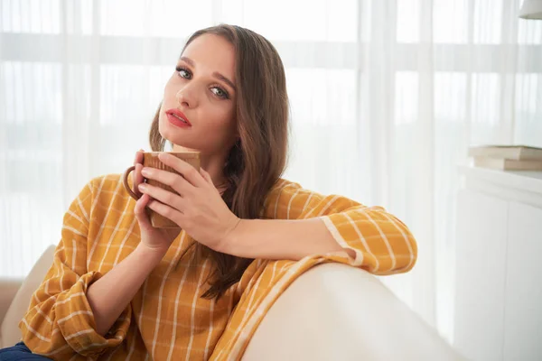 Retrato Linda Jovem Com Xícara Café — Fotografia de Stock