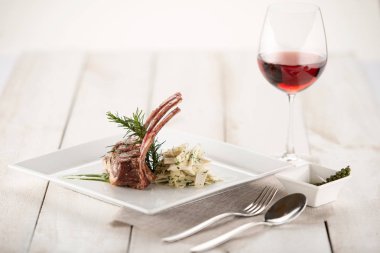 Kuzu pirzola ve kırmızı şarap restoranda servis