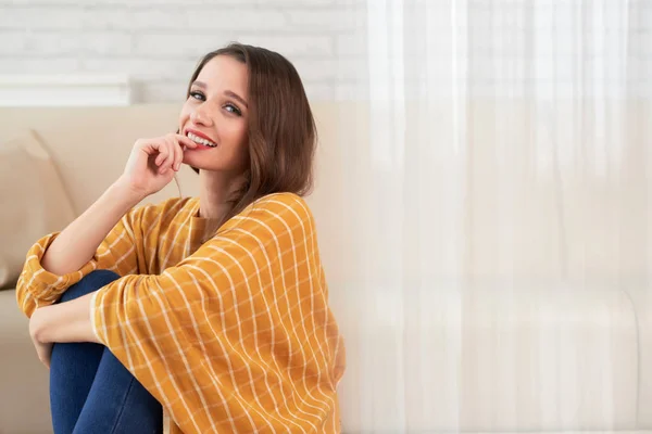 Porträt Einer Fröhlichen Jungen Brünette Die Zeit Hause Verbringt — Stockfoto