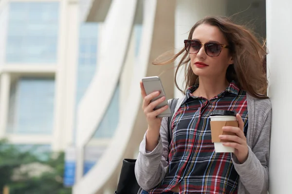 Ritratto Bella Donna Che Messaggia Beve Caffè — Foto Stock