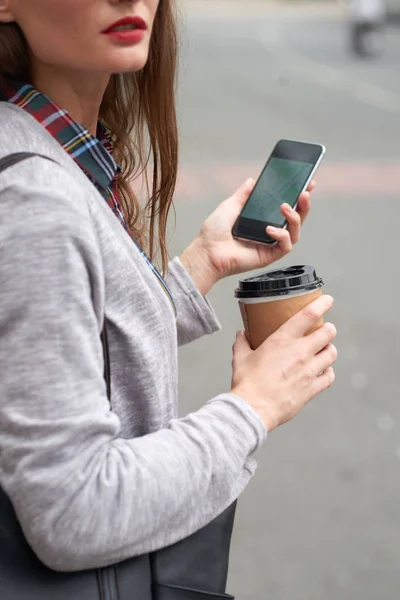 Imagem Cortada Mulher Jovem Com Smartphone Tirar Café — Fotografia de Stock