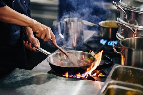 Chef Revolviendo Verduras Frescas Sartén — Foto de Stock