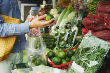 Ihlamur sokak pazarında satın alma kadın Resim kırpılmış