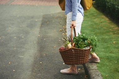 Alışveriş sepeti kadın imajıyla kırpılmış