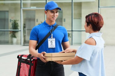 Vietnamca kurye paketleri kadın için veriyor gülümseyen