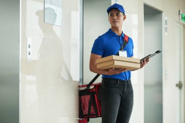 Asansörde duran iki pizza ile Vietnam teslimatçı