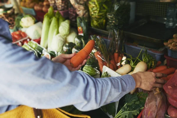 Händerna Kvinnan Att Köpa Morötter Lokal Marknad — Stockfoto