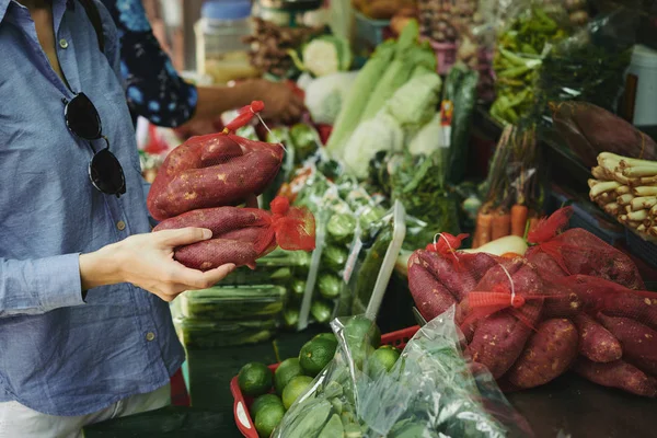 Femme Achetant Des Patates Douces Rouges Marché — Photo