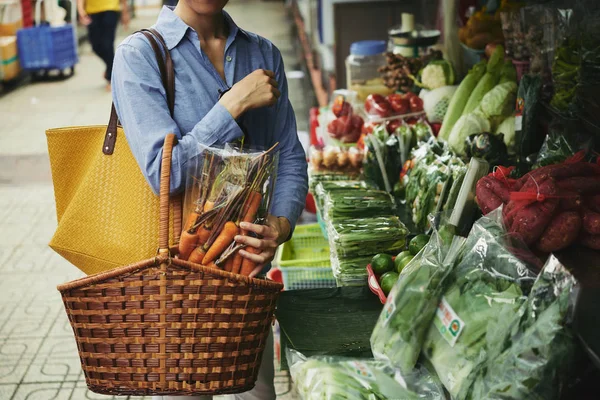 街头集市妇女购买蔬菜的裁剪形象 — 图库照片