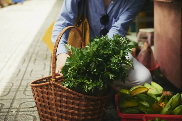 Grande Mazzo Sedano Cesto Cliente Femminile — Foto Stock