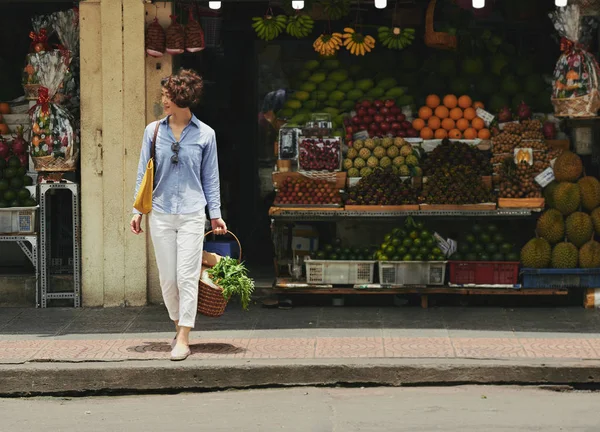 食料品の買い物の後歩いて大きなバスケットにきれいなベトナム女性 — ストック写真