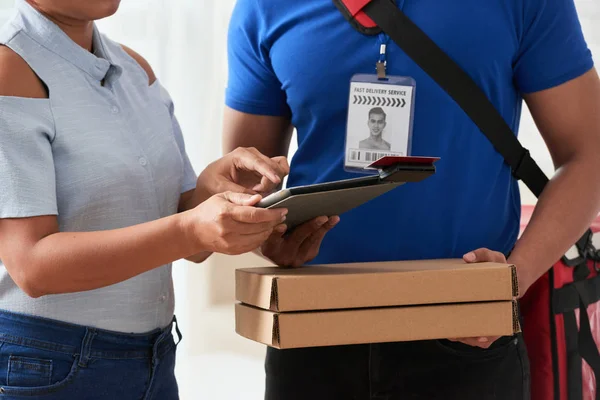 Leverans Man Använder Kort Läsaren Enhet Ansluten Till Digitala Tablett — Stockfoto