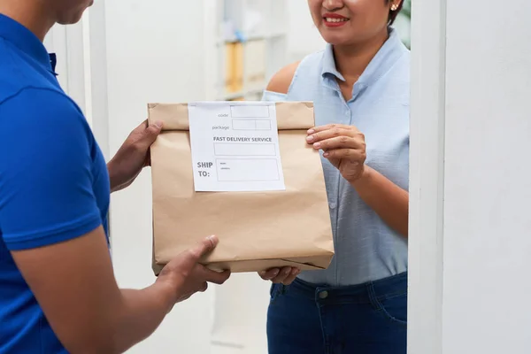 Levering Man Pakket Gelukkige Vrouw — Stockfoto