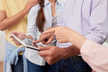 Dijital tablet üzerinde uygulama kullanan gençlerin yakın çekim görüntüsü