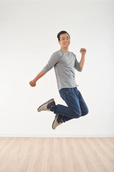 Genç Mutlu Asya Adam Atlama Tam Uzunlukta Portresi — Stok fotoğraf