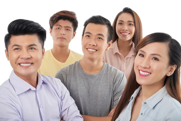 Група Посміхаючись Єтнамських Молодих Людей Дивлячись Вгору Щось Цікаве — стокове фото