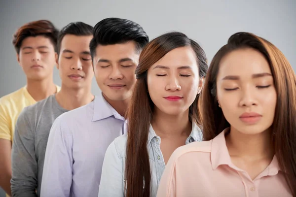 Jonge Aziatische Mensen Hun Ogen Sluiten Een Wens — Stockfoto