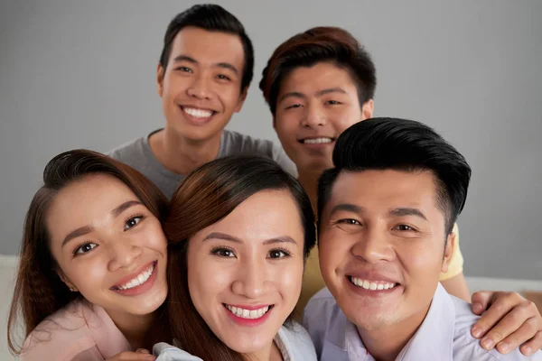 Mooie Vietnamese Jongeren Kijken Camera Glimlachen — Stockfoto