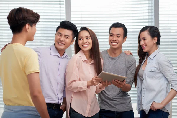 Jóvenes Vietnamitas Conociendo Nuevo Colega —  Fotos de Stock