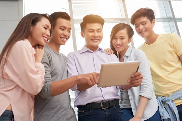 Glückliche Asiatische Junge Leute Die Etwas Auf Dem Digitalen Tablet — Stockfoto