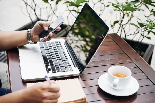 Geschäftsmann Checkt Nachrichten Smartphone Und Schreibt Pläne Planer — Stockfoto