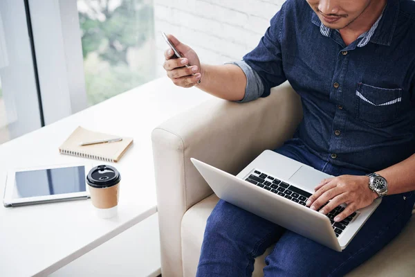 Pengusaha Duduk Sofa Dan Bekerja Pada Laptop Kantornya — Stok Foto