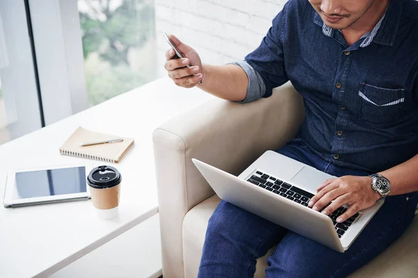 Affärsman Sitter Soffan Och Arbetar Bärbar Dator Hans Kontor — Stockfoto