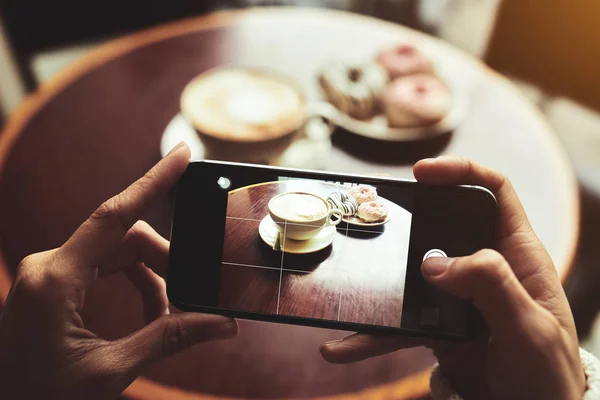 Kvinnan Tar Bild Aptitlig Frukost Smartphone Medan Sitter Kaffehuset Fokus — Stockfoto