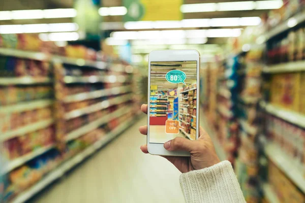 Donna Che Utilizza App Realtà Aumentata Mentre Shopping Supermercato Concentrarsi — Foto Stock