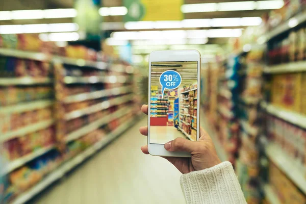 Mujer Haciendo Compras Comestibles Supermercado Ver Ofertas Con Ayuda Aplicación — Foto de Stock