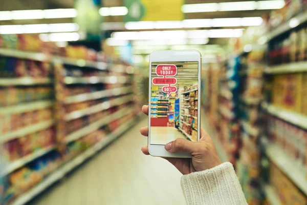 Mulher Fazendo Compras Hipermercado Com Ajuda Aplicativo Realidade Aumentada Fundo — Fotografia de Stock