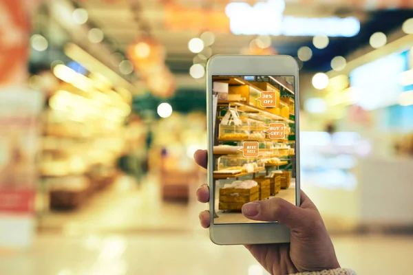 Vrouw Controleren Aanbiedingen Met Behulp Van Vergrote Werkelijkheid App Terwijl — Stockfoto