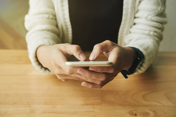 Delvis Skymd Utsikt Över Kvinnliga Händer Med Mobiltelefon — Stockfoto