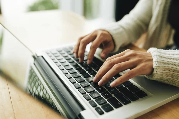 Journaliste Femme Tapant Sur Clavier Ordinateur Portable — Photo