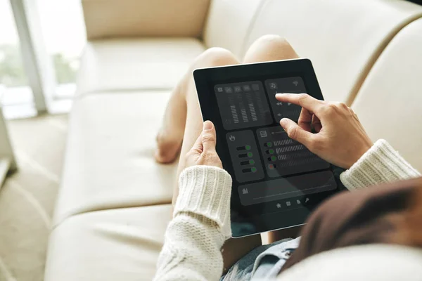 Vrouw Liggend Gezellige Sofa Het Gebruik Van Digitale Tablet — Stockfoto