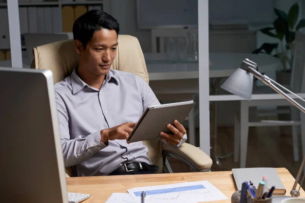 Jovem Empreendedor Usando Aplicativo Computador Tablet — Fotografia de Stock