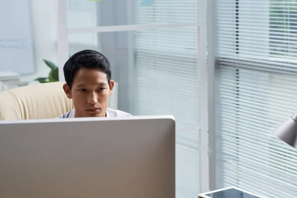 Jovem Empresário Asiático Trabalhando Computador Sua Mesa — Fotografia de Stock
