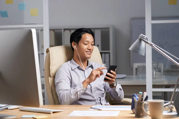 Fröhlicher Junger Geschäftsmann Der Musik Auf Seinem Smartphone Hört — Stockfoto