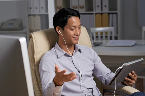 Mosolygó Fiatal Üzletember Fülhallgató Video Hív Keresztül Tabletta Számítógép — Stock Fotó