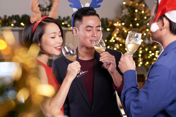 Vietnamiti Uomini Affari Godendo Champagne Alla Festa Natale — Foto Stock