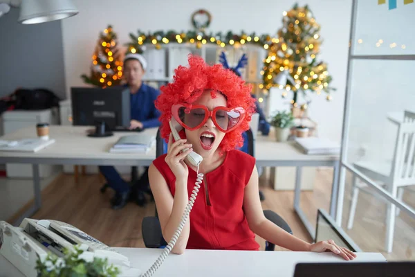 有趣的商业女士在明亮的红色假发和眼镜打电话的电话 — 图库照片