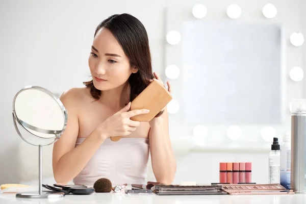 Bella Giovane Donna Asiatica Spazzolando Capelli — Foto Stock